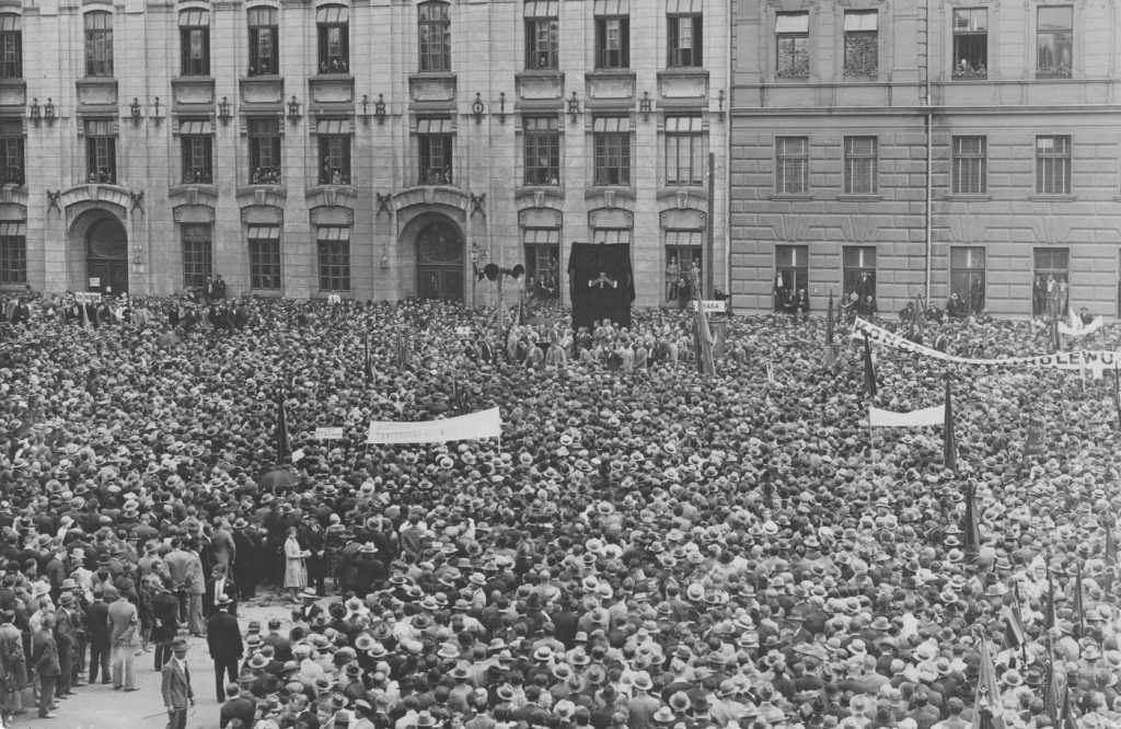 Uczestnicy wiecu Centrolewu w Krakowie. 29 czerwca 1930 roku (domena publiczna).