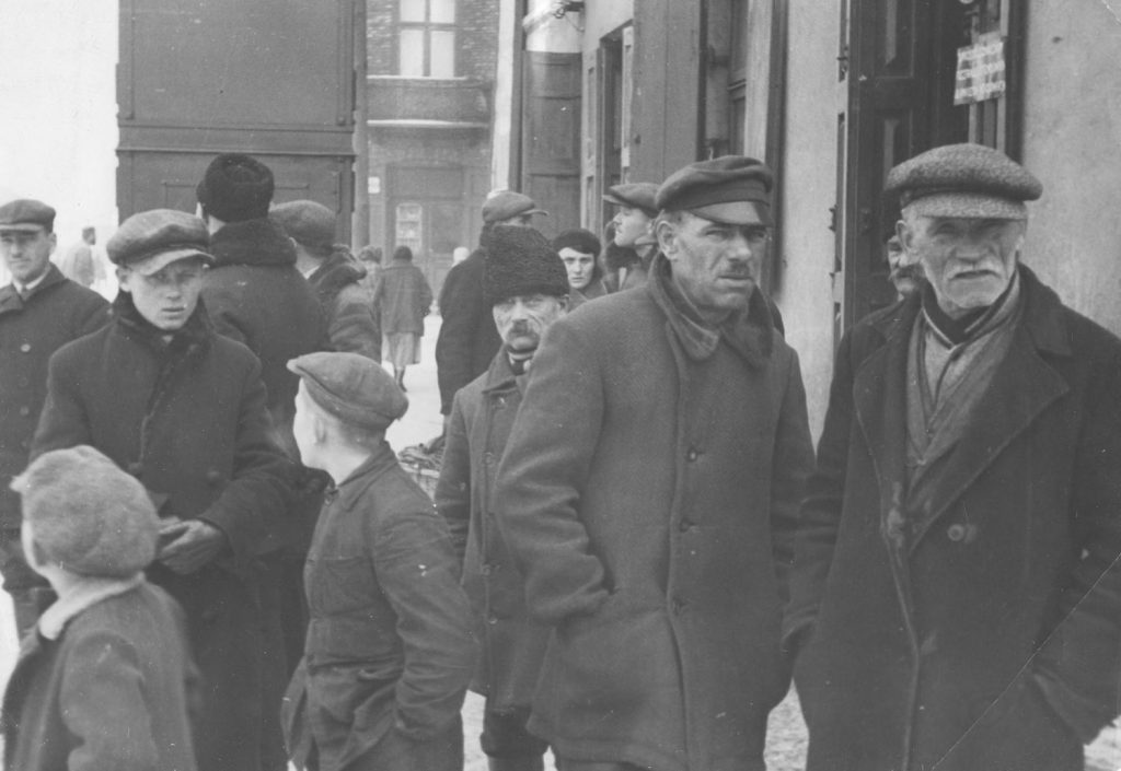 Warszawscy bezrobotni na zdjęciu z 1933 roku (domena publiczna).