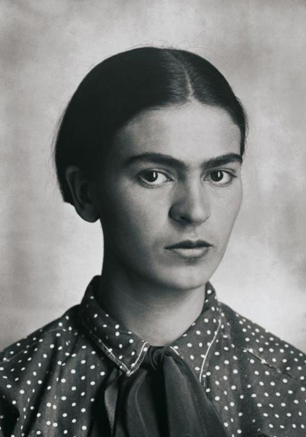 Frida Kahlo na zdjęciu z 1926 roku (Guillermo Kalho/domena publiczna).