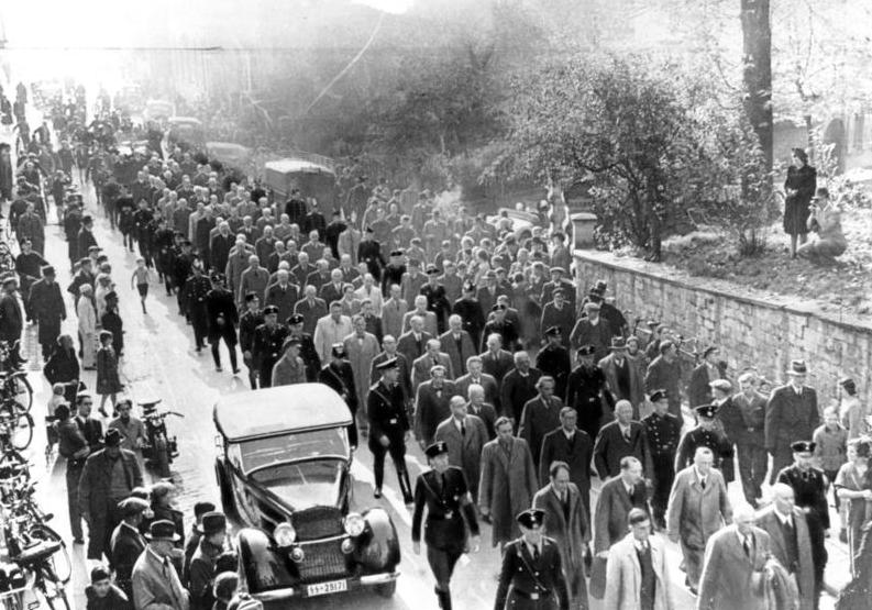 Kolumna Żydów zesłanych po nocy kryształowej do obozu koncentracyjnego w Baden-Baden (Bundesarchiv/CC-BY-SA 3.0).