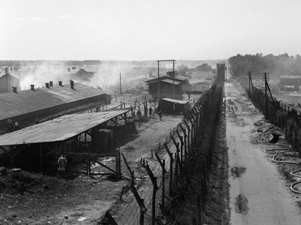 Obóz Bergen-Belsen na zdjęciu wykonanym po jego wyzwoleniu (domena publiczna).
