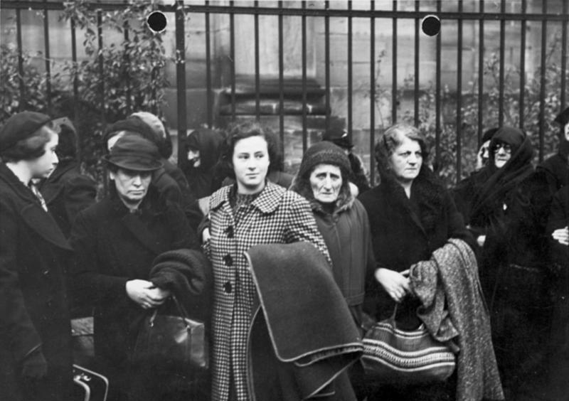 Polscy Żydzi wypędzani z Norymbergii. Zdjęcie z 28 października 1938 roku (Bundesarchiv/H. Großberger/CC-BY-SA 3.0).