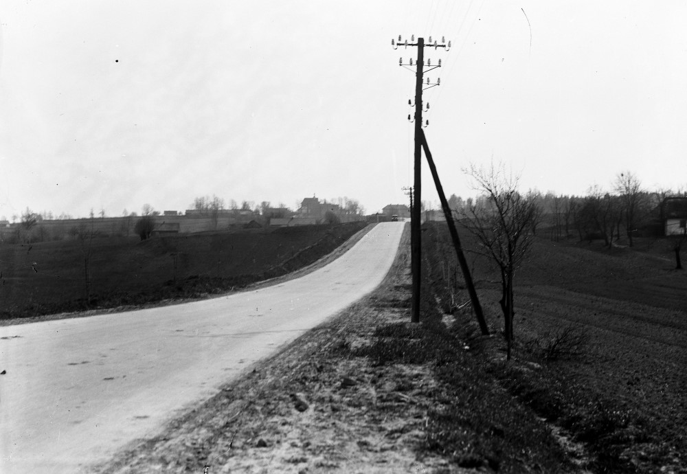 Słup elektryczny na drodze zakopiańskiej pod Mogilanami. Rok 1936.