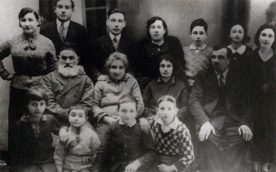 Młody Szimon Peres (stoi trzeci od prawej) wraz z rodziną. Fotografia z lat 20. XX wieku.