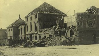 Zniszczone Archiwum Miejskie w Warszawie.