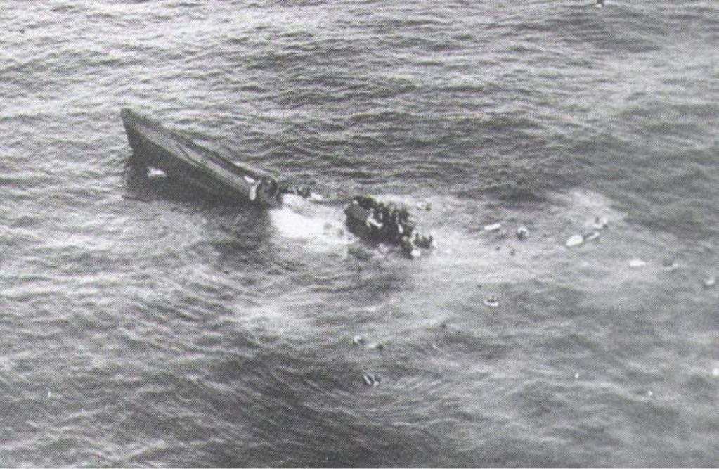Idący na dno U-625. 10 marca 1944 roku (domena publiczna).