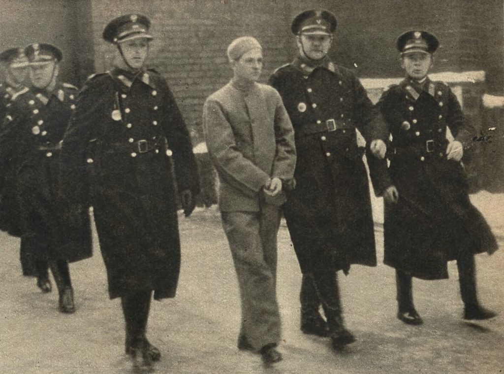 Maruszenko pod eskortą policji (domena publiczna).
