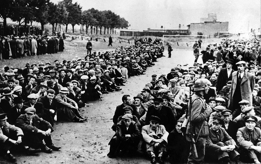 Niemcy już we wrześniu 1939 roku przystąpili do masowej eksterminacji Polaków z Pomorza. Na zdjęciu Polacy z Gdyni aresztowani przez w ramach "akcji oczyszczającej".(domena publiczna).