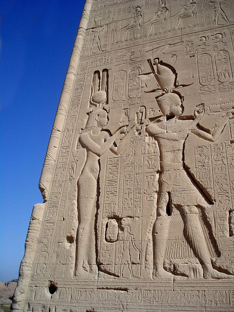 Relief na ścianie świątyni w Dendera przedstawiający Kleopatrę i Cezariona (Rowan/domena publiczna).