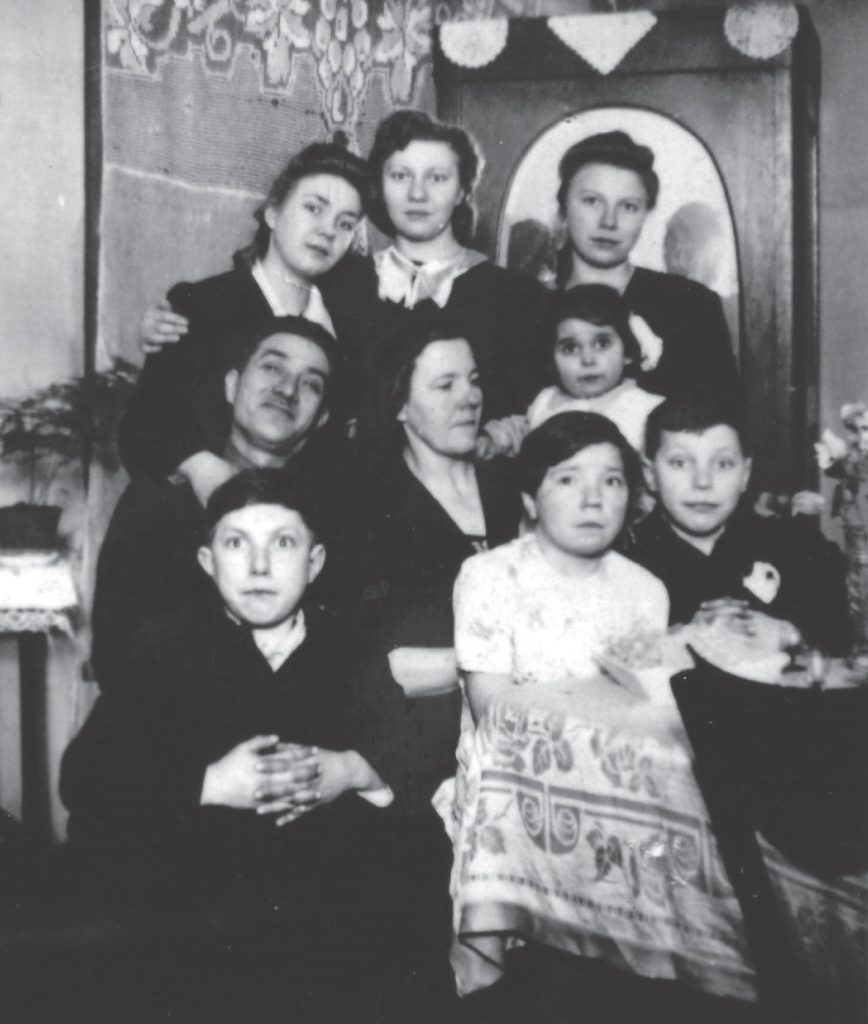 Rodzina Ślązaków w komplecie – Giza w ramionach przybranej matki (fotografia z 1943 roku). Zdjęcie z książki Dziewczynka z walizki (materiały prasowe).