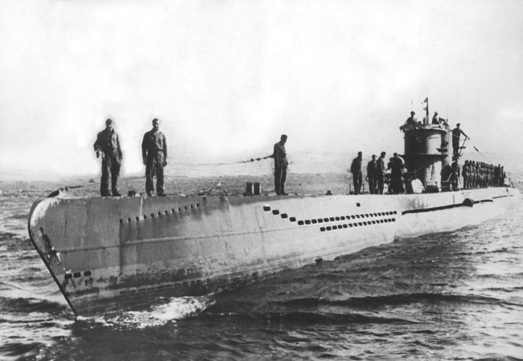 W pierwszych latach wojny Niemcy tracili niewiele okrętów podwodnych. Prawdziwa rzeź zaczęła się w 1943 roku. Na zdjęciu U-203, który poszedł na dno w kwietniu tego roku (domena publiczna).