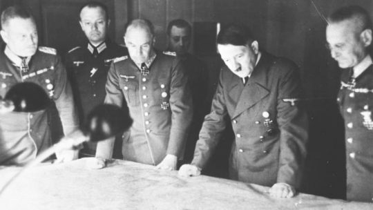 Adolf Hitler w otoczeniu generałów. Fotografia z 1940 roku.