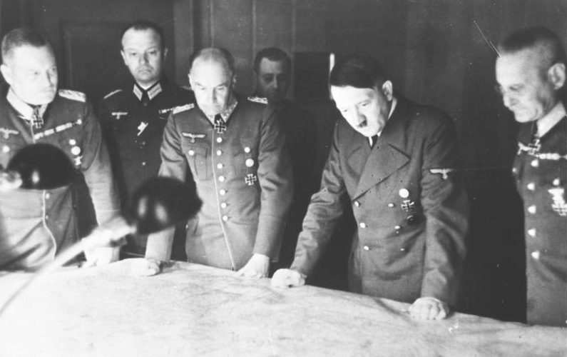 Adolf Hitler w otoczeniu generałów. Fotografia z 1940 roku.