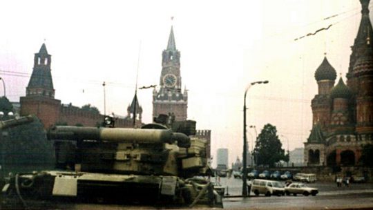 Czołgi pod Kremlem podczas puczu Janajewa.