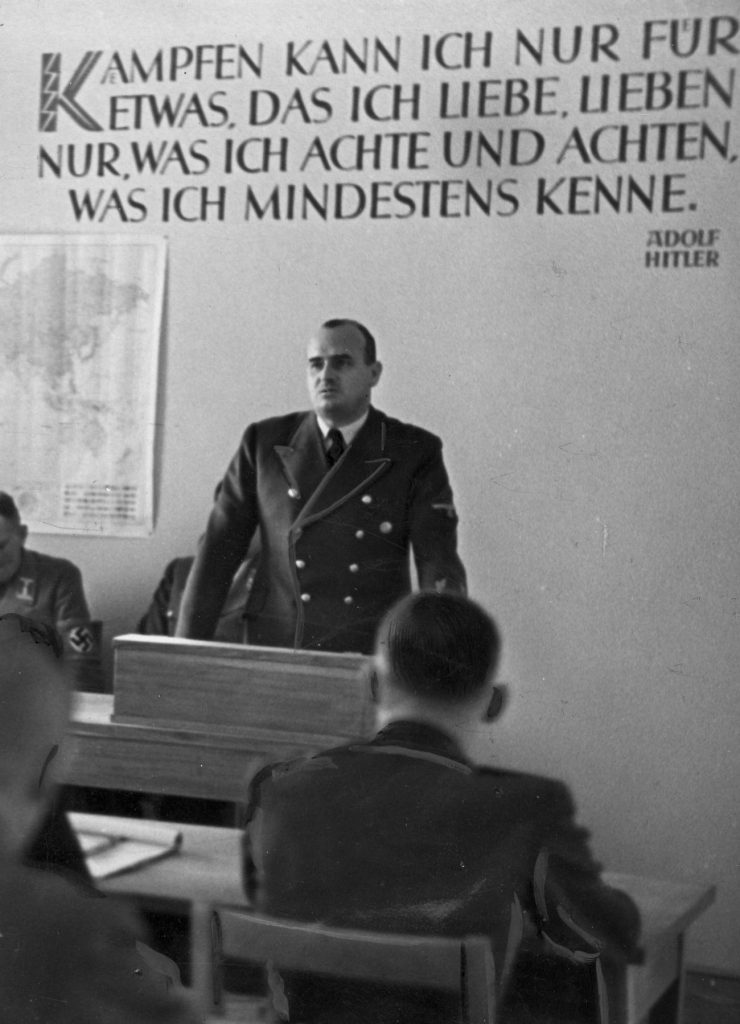 Hans Frank na zdjęciu z początku 1944 roku (domena publiczna).