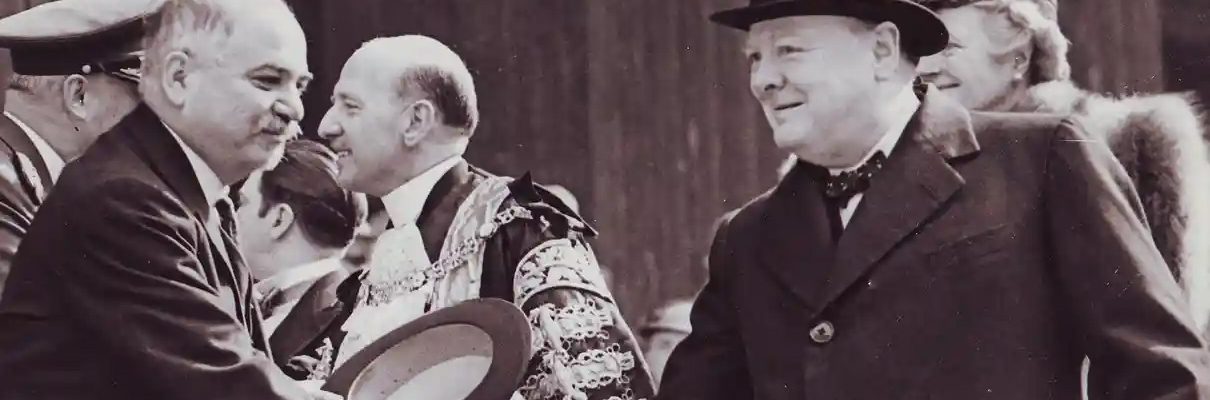 Iwan Majski witający się z Winstonem Churchillem. Fotografia z okresu wojny.