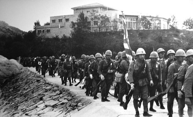 Japońscy żołnierze przekraczający granicę Hongkongu.