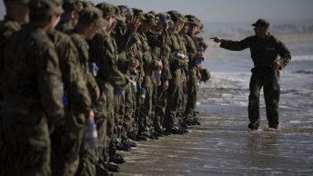 Kandydaci do oddziału Navy Seals podczas szkolenia.