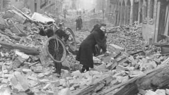 Niemcy w gruzach Berlina. Luty-marzec 1945 roku.