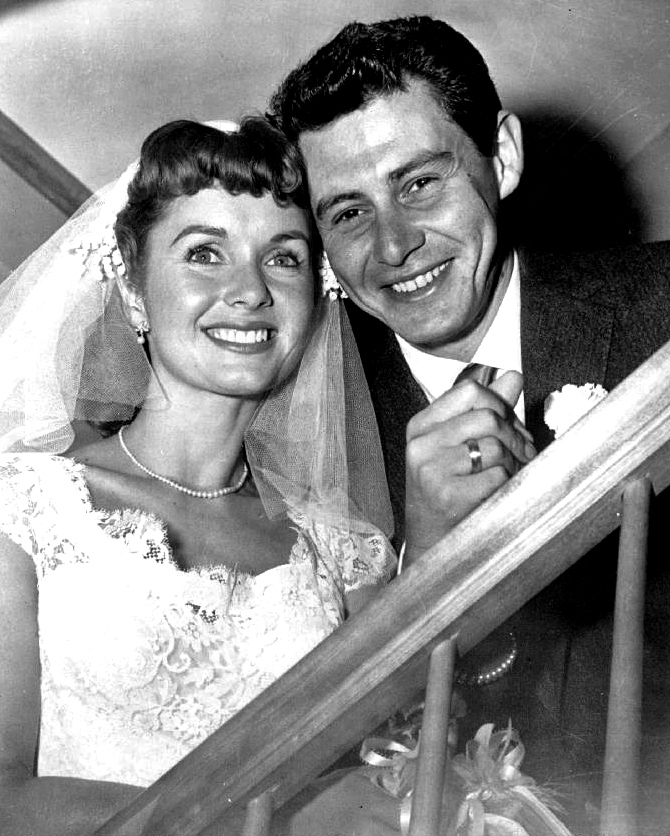 Ślubne zdjęcie Debbie Reynolds i Eddie'ego Fishera (domena publiczna).