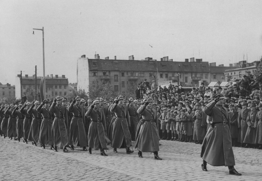 Świeżo mianowani podporucznicy kawalerii defilują przed Naczelnym Wodzem Edwardem Śmigłym-Rydzem. Rok 1938 (domena publiczna).