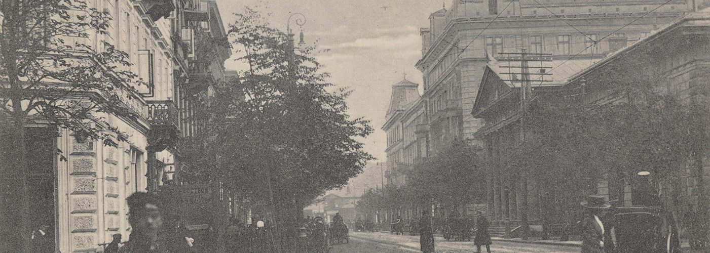 Ulica Królewska w Warszawie na pocztówce z początku XX wieku.
