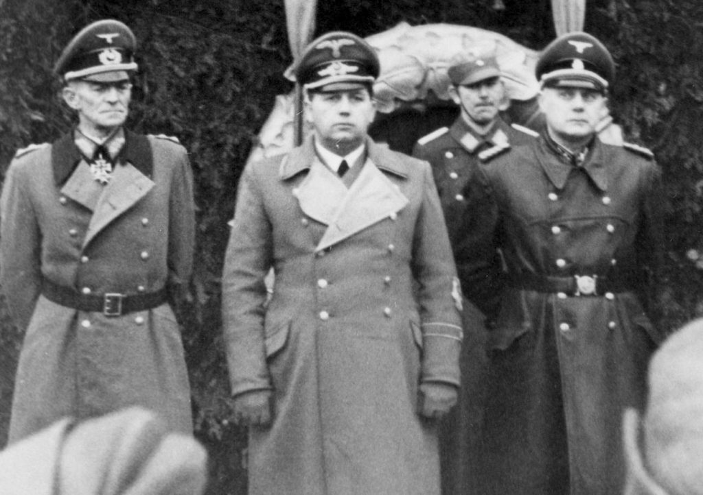 W pociągu z Frankiem jechał również SS-Obergruppenführer Wilhelm Koppe. Na zdjęciu pierwszy z prawej (domena publiczna).