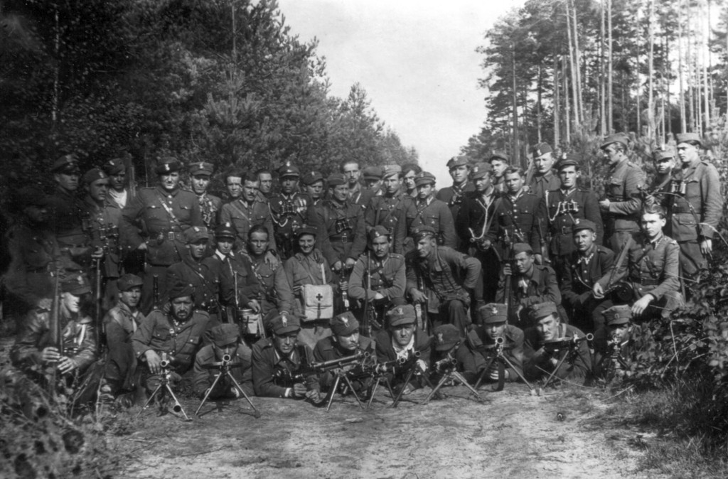 Zgrupowanie mjr. Hieronima Dekutowskiego „Zapory” (stoi 8 od lewej), Dobryń koło Mielca, lato 1946 roku.