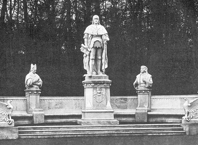Berliński pomnik Fryderyka II (pośrodku) na fotografii z końca XIX wieku.
