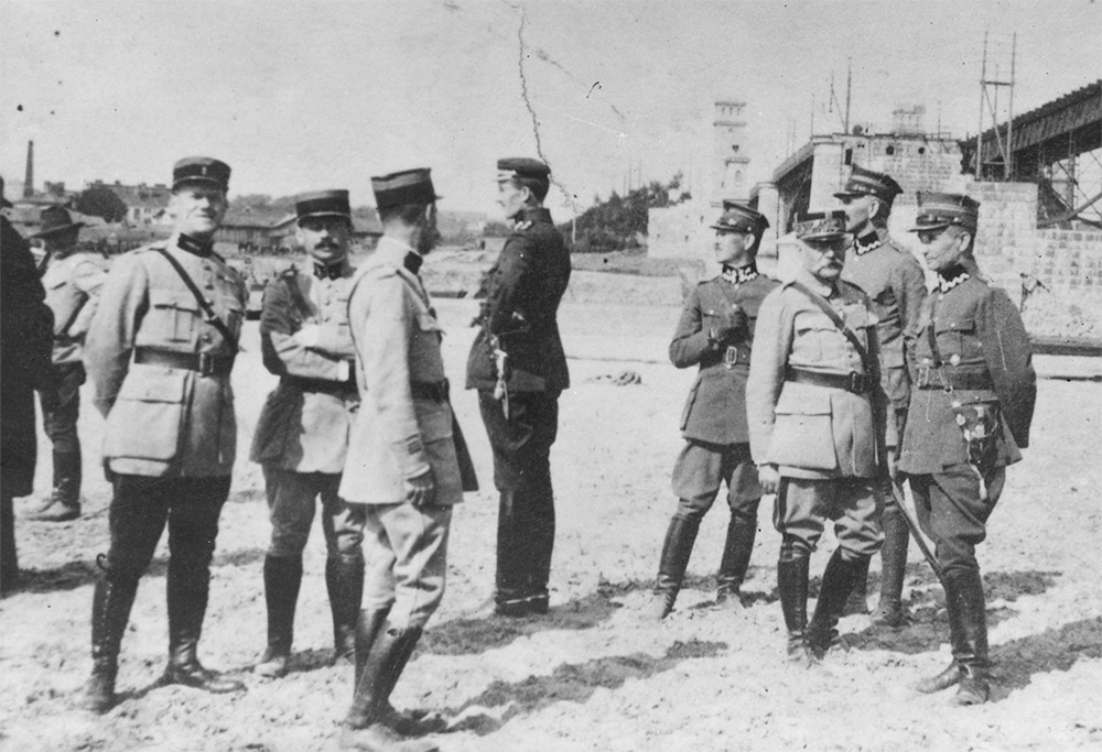 Członkowie francuskiej misji wojskowej w Polsce w towarzystwie polskich oficerów.