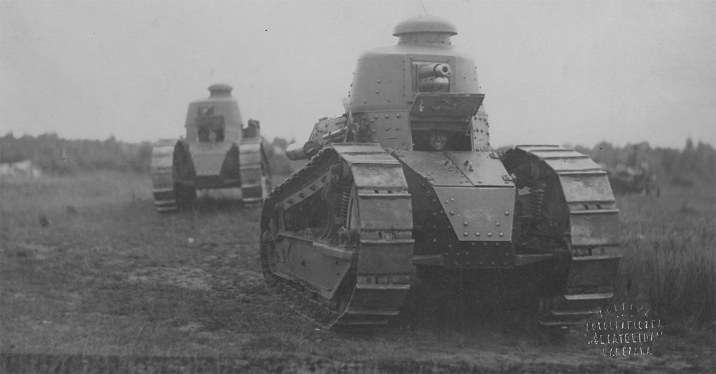 Lekkie czołgi Renault FT 17. Jeden z wielu przykładów francuskiego uzbrojenia na wyposażeniu Wojska Polskiego.