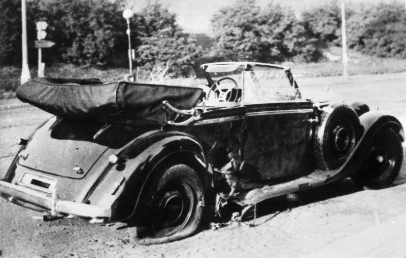 Wrak mercedesa, którym podróżował Heydrich (domena publiczna).