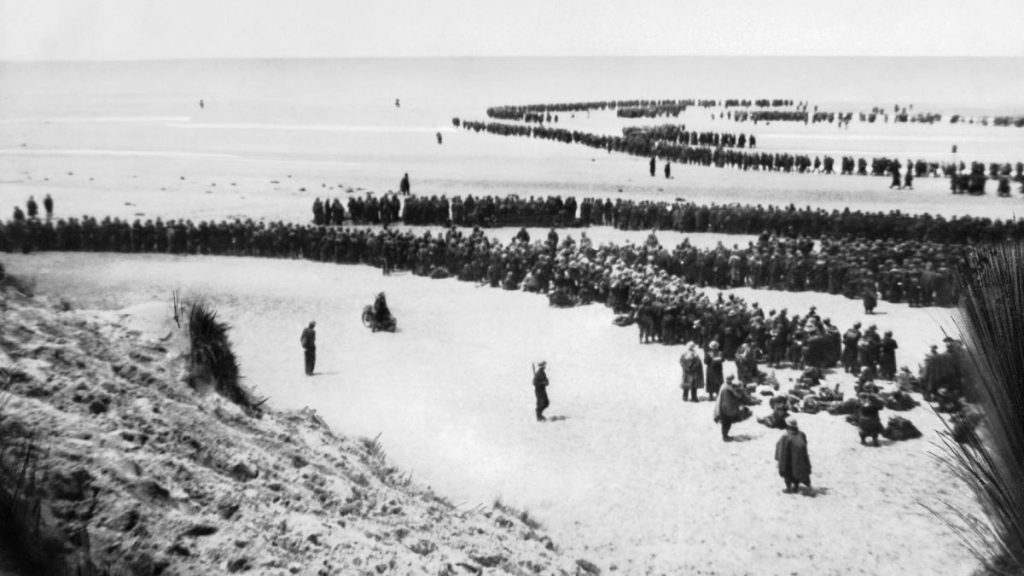 Żołnierze czekający na ewakuację na plaży pod Dunkierką