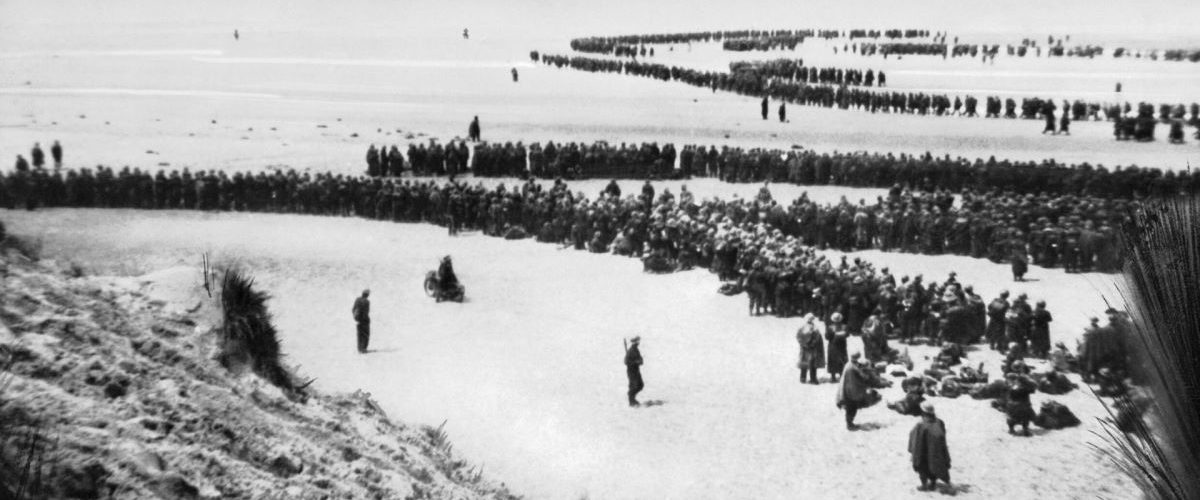 Żołnierze czekający na ewakuację na plaży pod Dunkierką