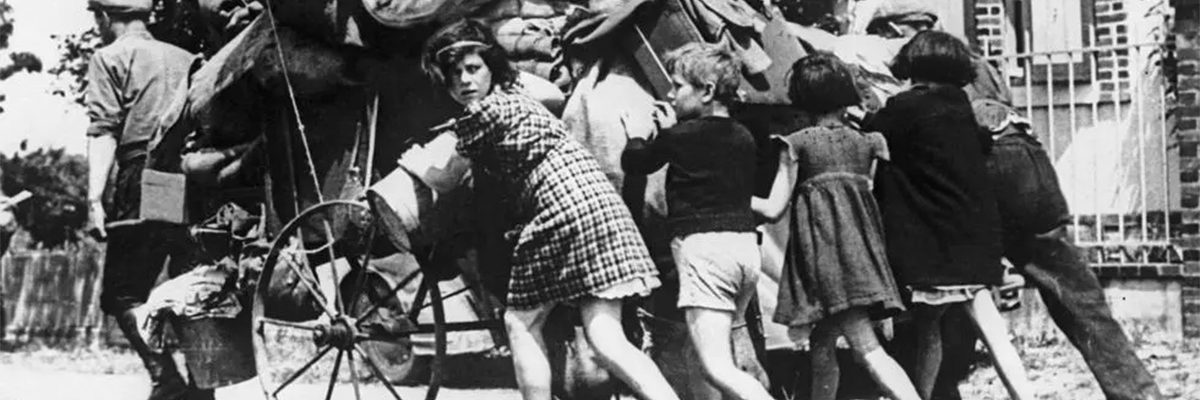 Paryżanie uciekający z miasta przed niemiecką inwazją. Fotografia z 1940 roku