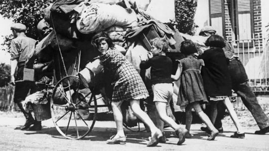 Paryżanie uciekający z miasta przed niemiecką inwazją. Fotografia z 1940 roku