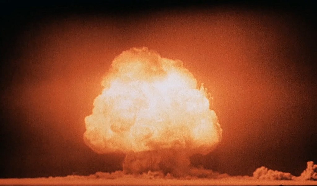 Atomowy grzyb na zdjęciu wykonanym kilka sekund po eksplozji (domena publiczna).