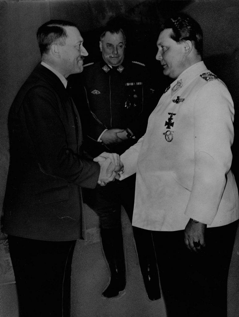 Hermann Göring na zdjęciu z 1940 roku. Do jego potężnej tuszy przyczyniało się między innymi uzależnienie (domena publiczna).