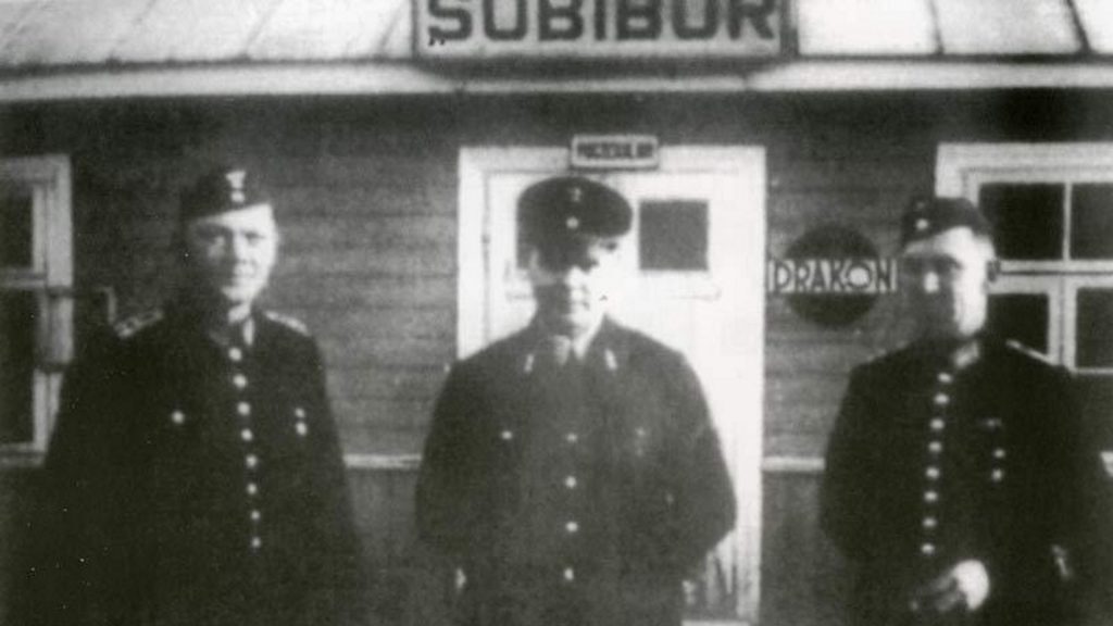 Niemieccy kolejarze przed budynkiem stacji Sobibór.