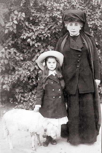 Sofka w dzieciństwie z babcią i owieczką