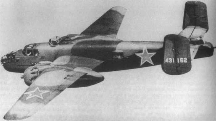 W nalocie z 12 maja więziły udział równiez amerykańskie bombowce B-25 „Mitchell” (domena publiczna).