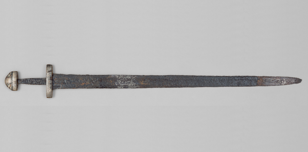 Do końca X wieku dziwer został niemal zupełnie wyparty przez stal podczas produkcji głowni mieczy. Na zdjęciu stalowy miecz wikiński z X wieku (domena publiczna).