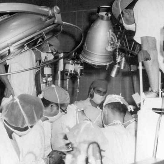 James D. Hardy z zespołem chirurgów. Pierwszy przeszczep serca.