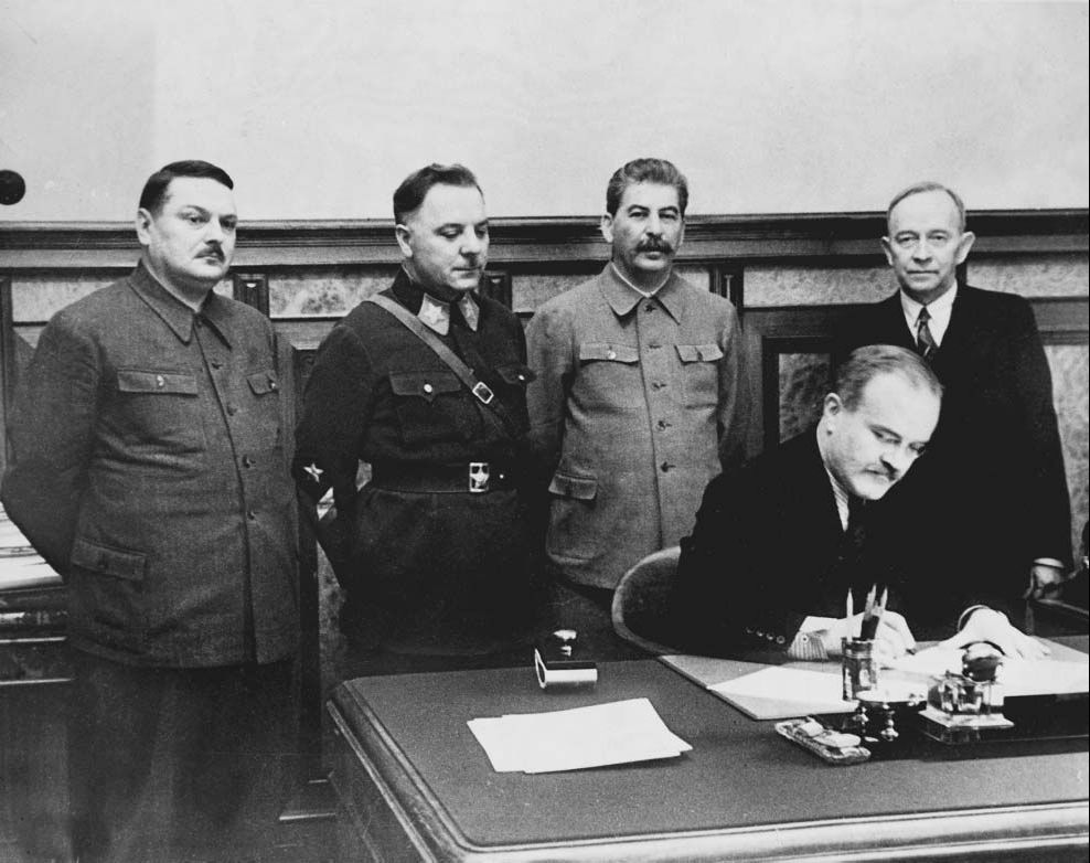 Podpisanie 1 grudnia 1939 roku układu o uznaniu przez ZSRR Fińskiej Republiki Demokratycznej za jedyne państwo fińskie. Obok Stalina po prawej stoi Otto Kuusinen (domena publiczna).