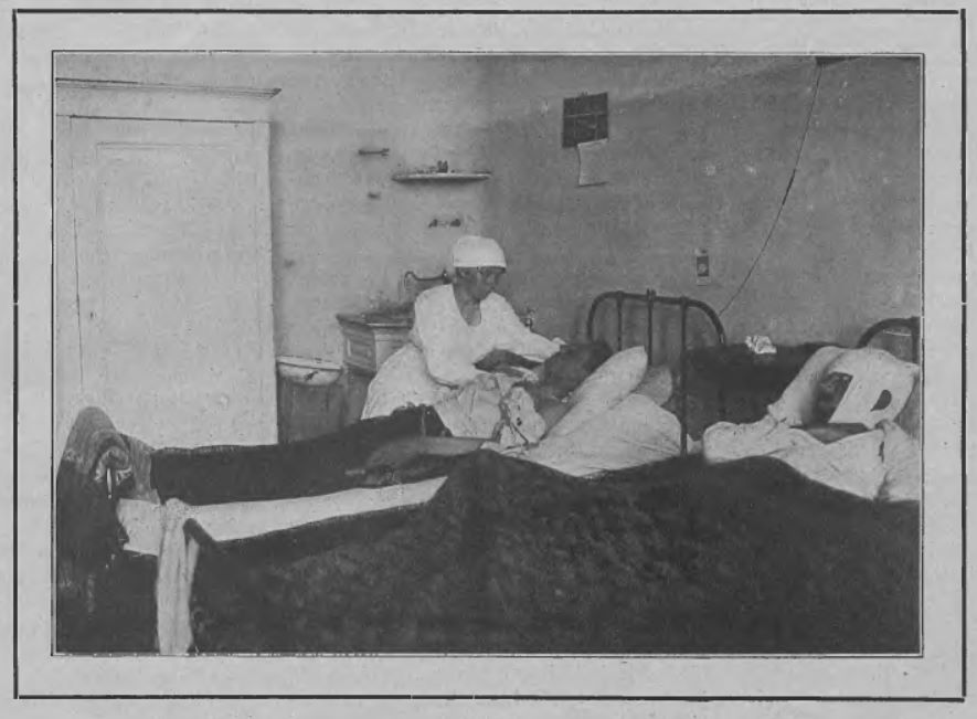 Sala ciężko rannych. Szpital Czerwonego Krzyża w Warszawie, 1920.