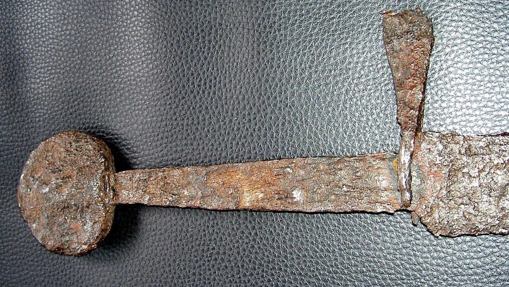 Znaleziony w Main pod Frankfurtem średniowieczny miecz wykonany ze stali damasceńskiej (Held in pantoffeln/CC BY-SA 1.0).
