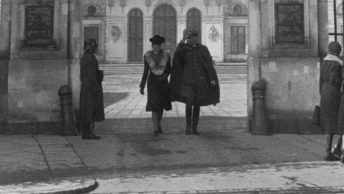 Brama Pałacu Brühla w Warszawie (domena publiczna)