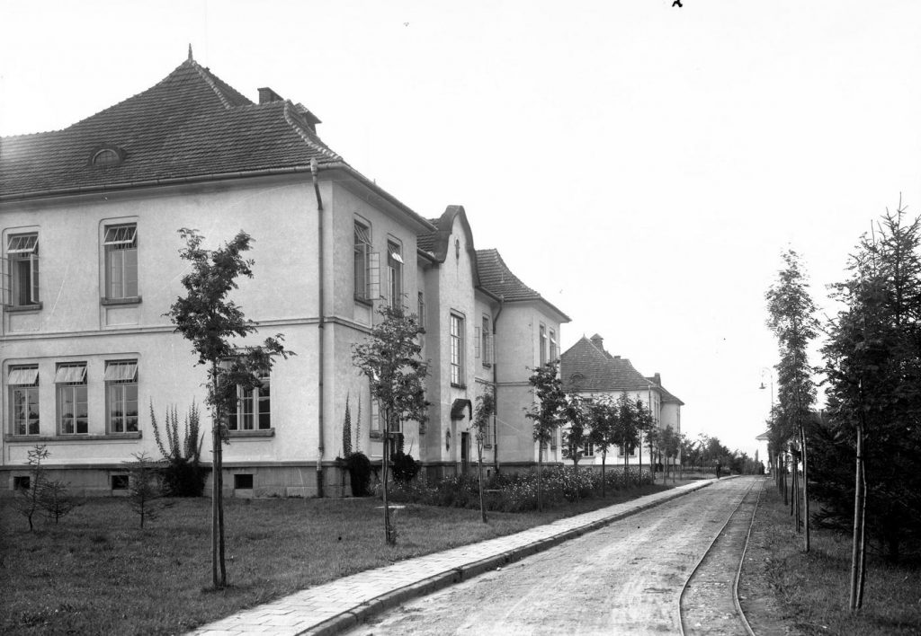 Budynki szpitalne w Kobierzynie. Zdjęcie z drugiej połowy lat 20. XX wieku (domena publiczna).