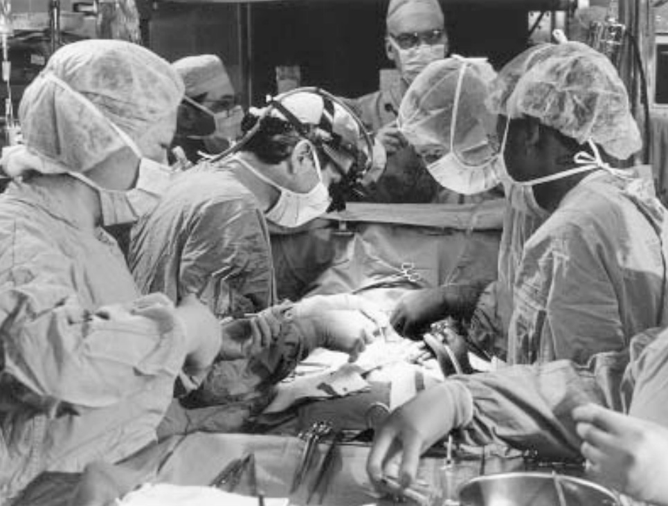 Keith Reemtsma (pierwszy u góry) nadzoruje operację serca.