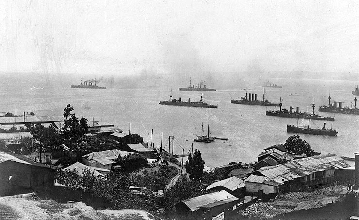 Niemiecka eskadra opuszcza Valparaiso 3 listopada 1914 roku po bitwie. Na przedzie „Scharnhorst” i „Gneisenau” (domena publiczna).